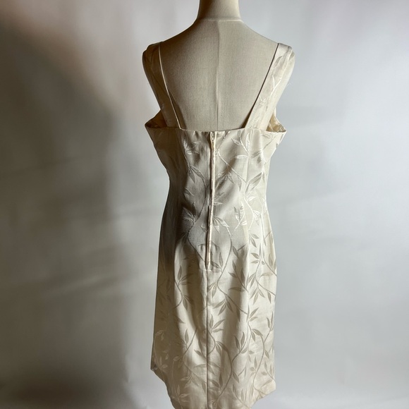 VINTAGE 90s Ivory Champagne Jacquard Bamboo Leaves Sleeveless Sheath Dress 10 - Picture 4 of 6